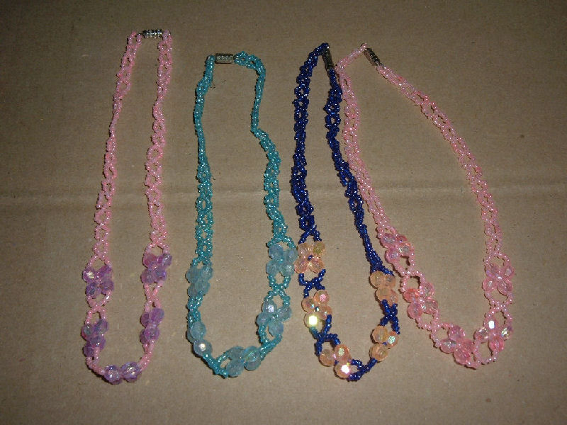 Destockage ras de cou en perles divers coloris