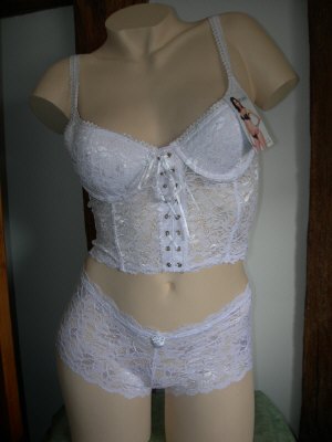 Fournisseur LOTS DE 10 BUSTIERS BLANC AVEC SHORTY, Grossiste LOTS DE 10 BUSTIERS BLANC AVEC SHORTY, Destockage LOTS DE 10 BUSTIERS BLANC AVEC SHORTY
