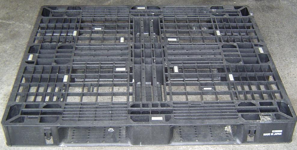 Destockage 18 PALETTES plastique 1200 x 1000.
