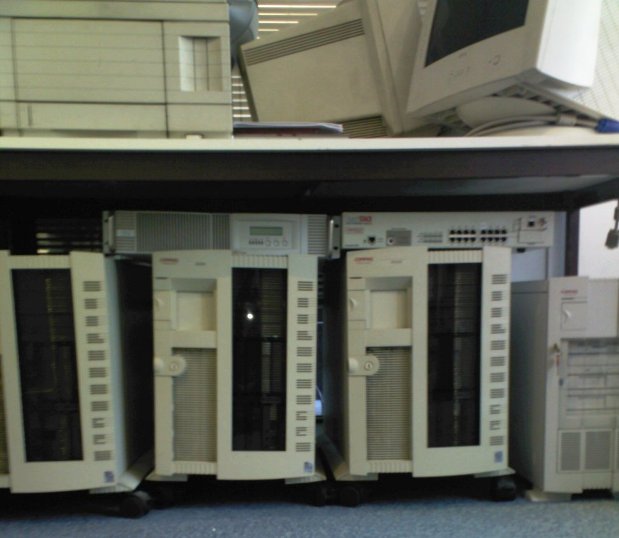 Destockage Lot de 4 serveurs + 6 moniteurs + switch 16 ports 