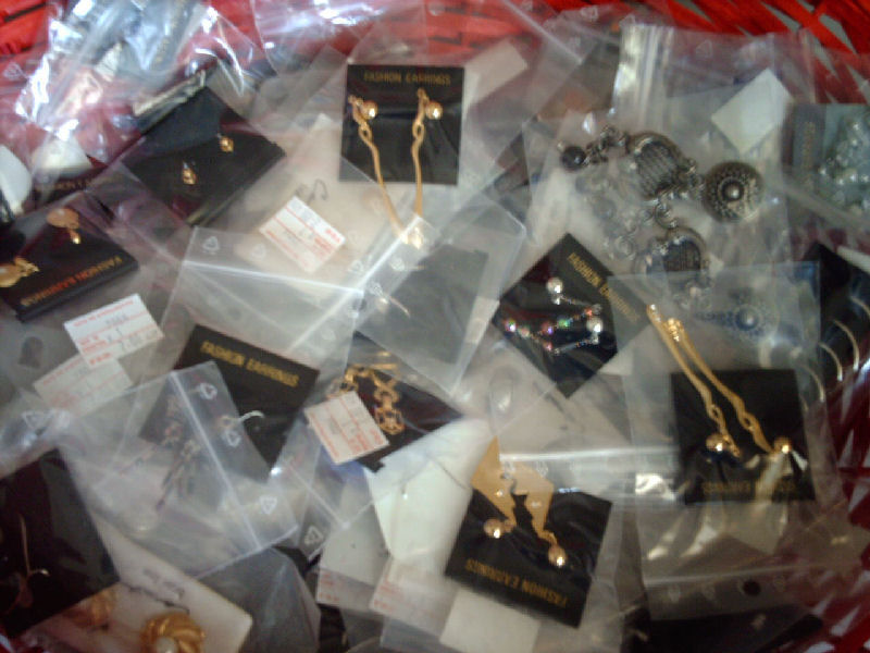 Fournisseur lots de Boucles d'oreilles divers modeles, Grossiste lots de Boucles d'oreilles divers modeles, Destockage lots de Boucles d'oreilles divers modeles