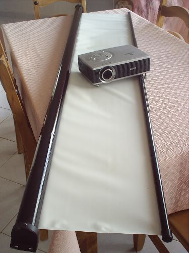 Destockage VENDS VIDEOPROJECTEUR SANYO + ECRAN 1.80M DE BASE