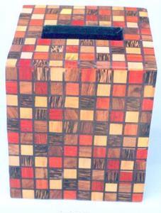 Boîtes en bois de tissus au travail au sol