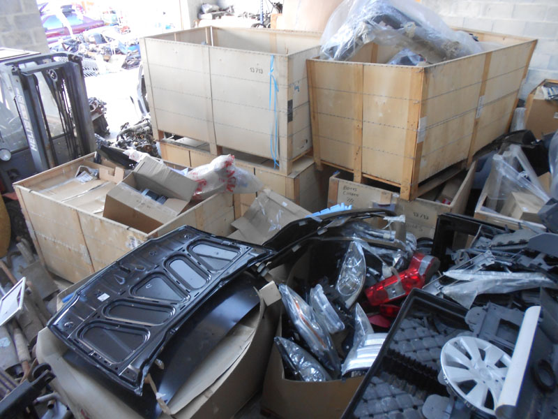 Important lot de pieces automobiles neuves Destockage Grossiste
