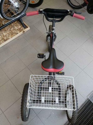 Lot de 8 vélos tricycles (16'') pour enfant jusqu'à 12 ans
