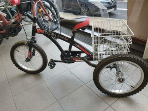 Lot de 8 vélos tricycles (16'') pour enfant jusqu'à 12 ans