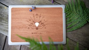 2000 coques en bois pour iPhone et MacBook