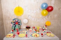 Décoration de fête et vaisselle jetable en carton