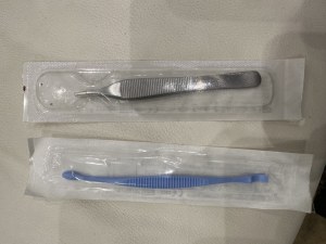 Pince à dissequer mettalique