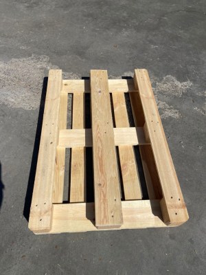 Palettes en bois à vendre.