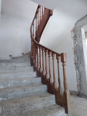 Garde-corps d'escalier en bois double quart tournant droit arrondi