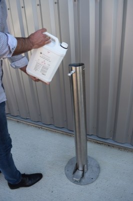 BORNE DISTRIBUTRICE DE SOLUTIONS DÉSINFECTANTES