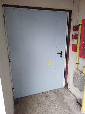 Porte de service métallique grand format