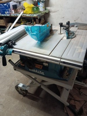 Scie à table MAKITA MLT 100N