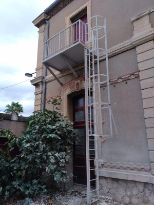 Echelle à crinoline et plateforme métallique