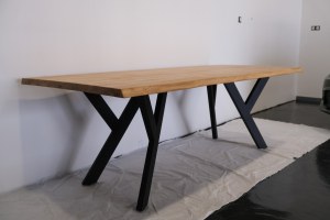 Lot 30 Tables contemporaines en bois massif