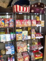 Palette composée de 954 articles pour chiens et chats, soit 71 références, 10 unités par références.