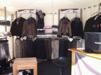 Meubles pour magasin de vêtements servi 1 fois