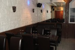 Tables, chaises et banquettes a vendre