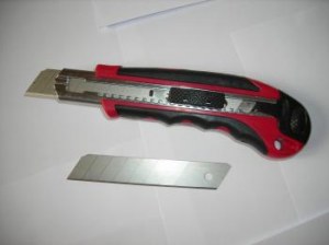 1 LOT DE CUTTER BIMATIERE EN METAL RGE AUTOMATIQUE+ 6 LAMES