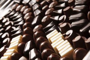 Cemoi - la cloche vichy en chocolat au lait et ses oeufs praliné