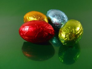 Cemoi - l'oeuf vichy en chocolat au lait et ses oeufs praliné