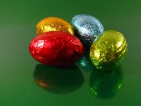 Cemoi - l'oeuf vichy en chocolat au lait et ses oeufs praliné