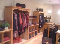 TRES BEAU MOBILIER DE BOUTIQUE EN SAPIN MASSIF