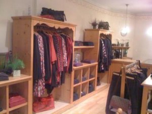 TRES BEAU MOBILIER DE BOUTIQUE EN SAPIN MASSIF