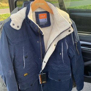 Destockage : Lots de Tres belle doudoune chaude isolante . neuf avec étiquettes.