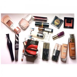 Lot de 250 cosmétiques de marques