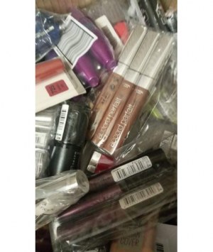 Lot de 1200 cosmétiques de grandes marques