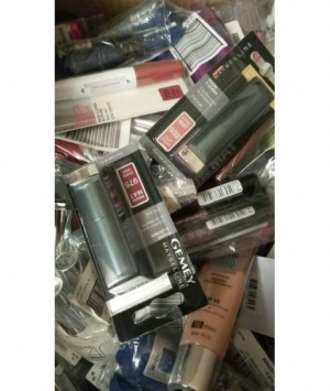 Lot de 1200 cosmétiques de grandes marques