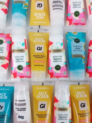 Lot de 30 Flacons / Tubes pour visage gommage et hydratent 98 % naturel 75 ml ( 0.50 ct...)