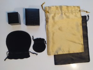 30 ECRINS à bague + 60 ECRINS bracelet, collier + 130 POCHETTES SATIN et VELOURS