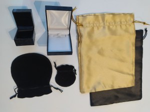 30 ECRINS à bague + 60 ECRINS bracelet, collier + 130 POCHETTES SATIN et VELOURS