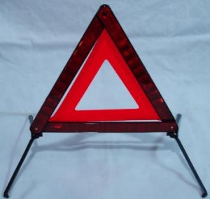 Un lot de triangle et gilet pour voiture