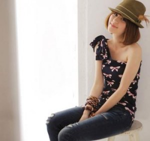 Vente en gros: T-shirt décolleté drapé frangé