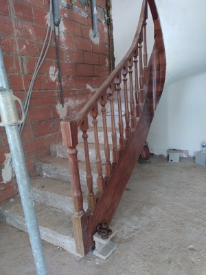 Garde-corps d'escalier en bois double quart tournant droit arrondi