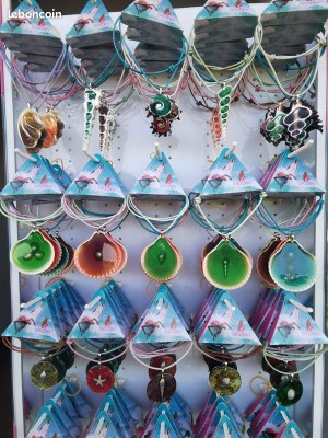 Lot de bijoux australiens pour boutique de plage, surf shop ou marchés saisonniers
