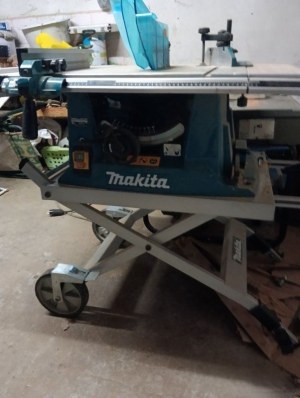Scie à table MAKITA MLT 100N