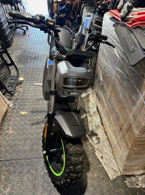 Mini moto tout-terrain EGO Power+ MB1000 avec batteries et chargeur.