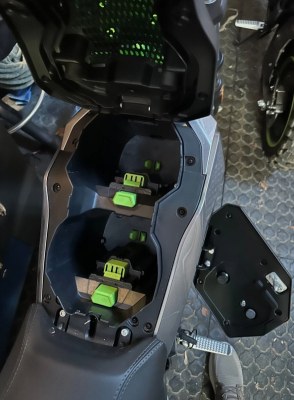 Mini moto tout-terrain EGO Power+ MB1000 avec batteries et chargeur.