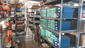 Vente enorme stock lunettes loupes, de soleil, accessoires avec ses etageres