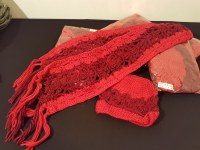 LOT 300 ECHARPES BONNETS