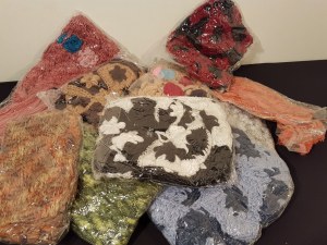 LOT 300 ECHARPES BONNETS