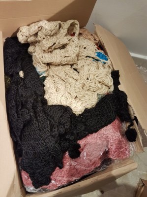 LOT 300 ECHARPES BONNETS