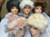 Lot de Bonnets femme doublés polaires avec pompons imitation fourrure