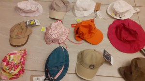 Lot de 35 chapeaux et casquettes enfants