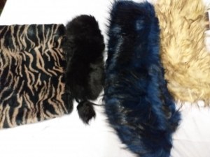 Lot de manchons, tour de cou, cols et guêtres en imitation fourrure